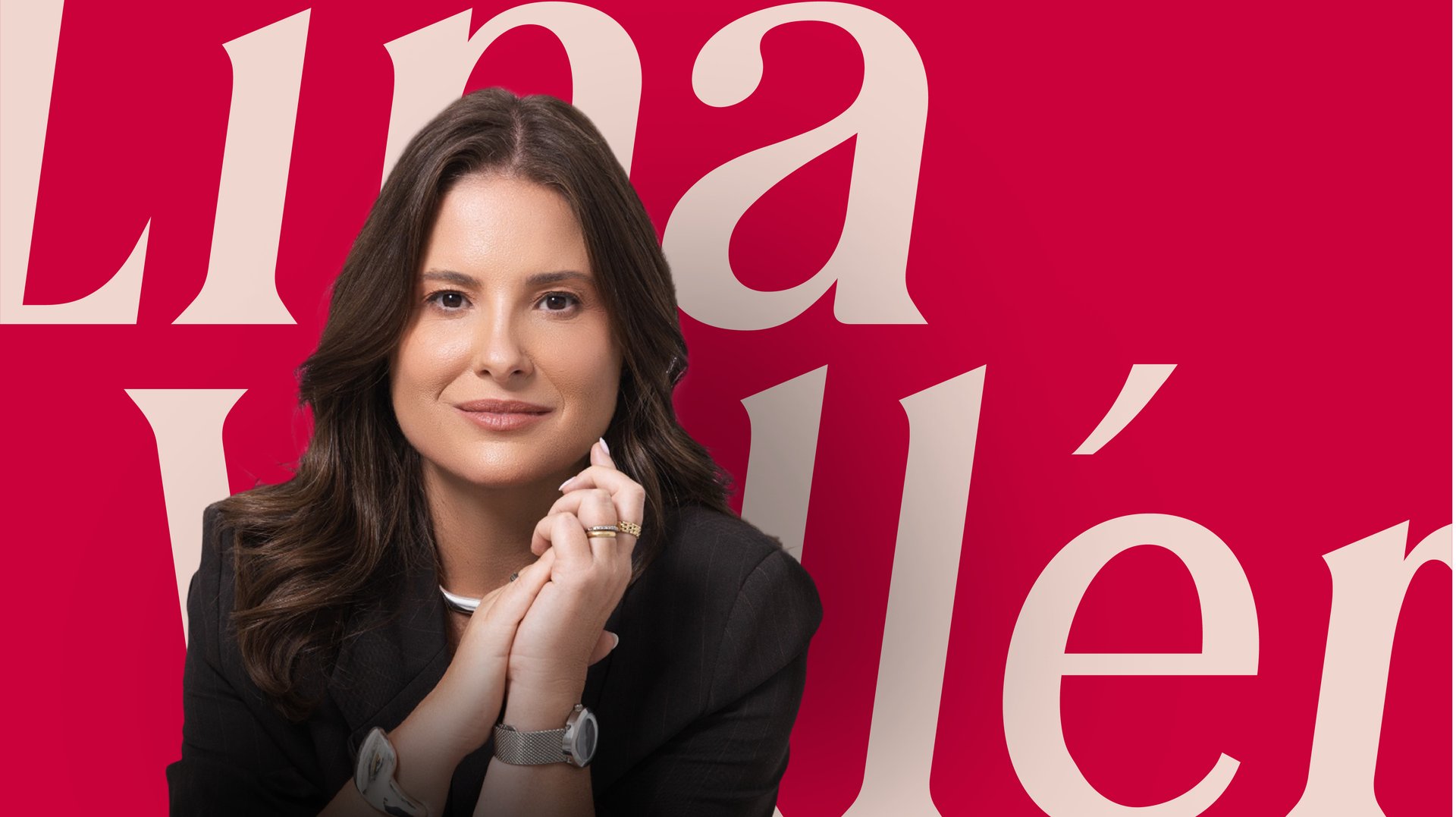 Retrato de Lina Valléria com o logotipo em tipografia serifada sobre fundo vermelho