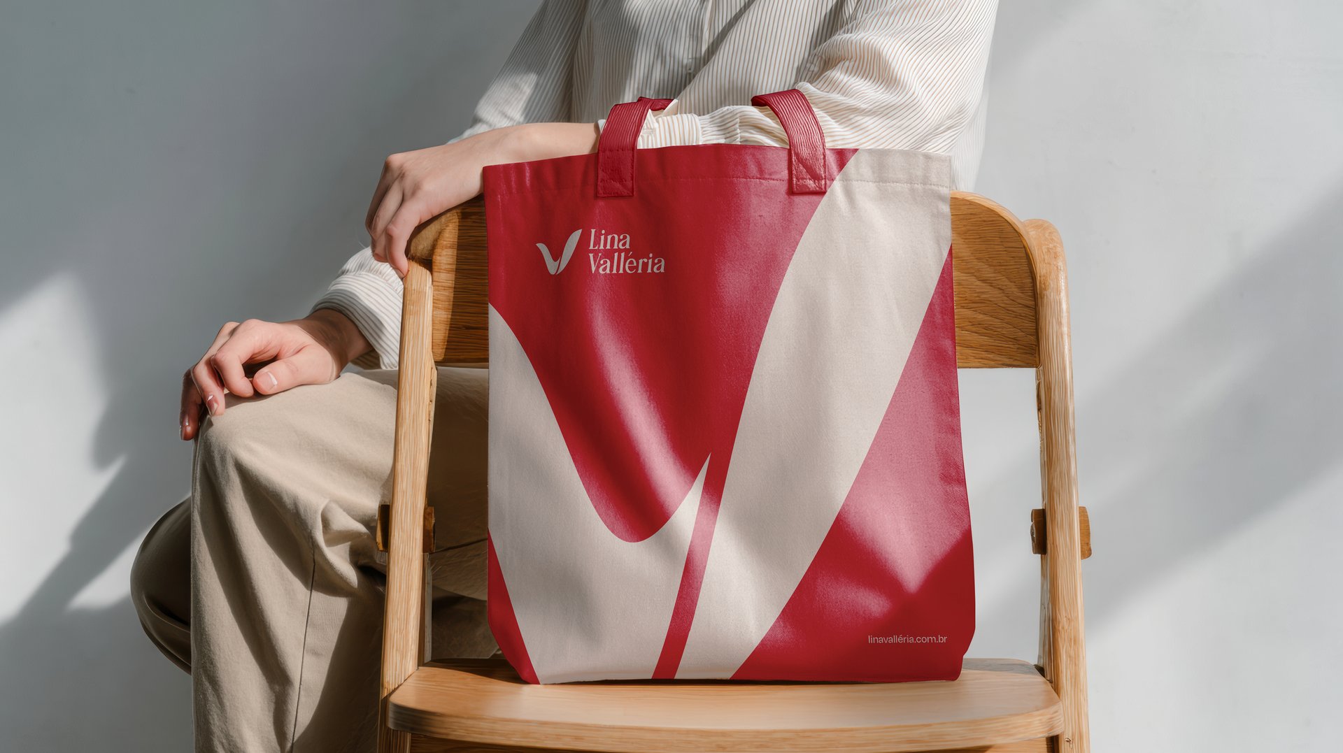 Sacola (tote bag) com o símbolo da marca Lina Valléria
