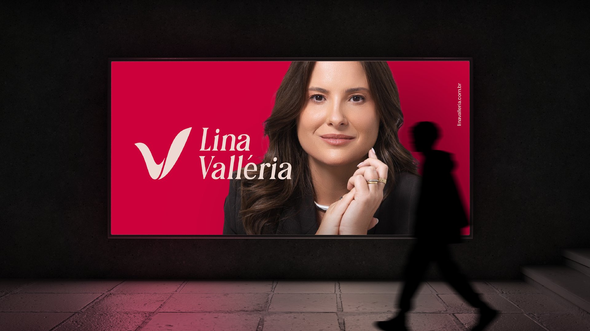 Outdoor com foto de Lina Valléria e o logotipo da marca