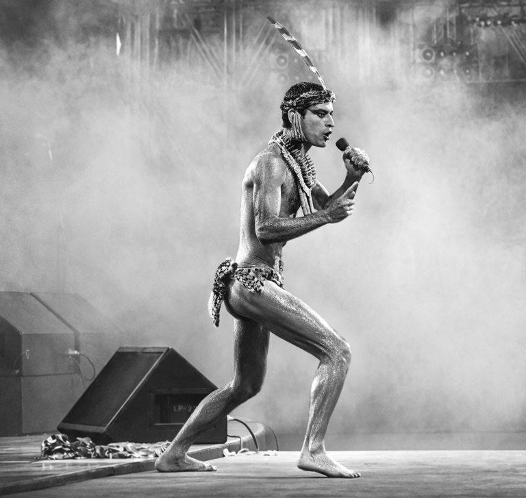 Johnnie Walker transforma o primeiro passo de Ney Matogrosso no Rock in Rio em Striding Man