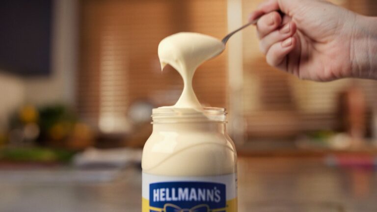 Hellmann’s responde à Heinz com 60 anos de mesa: “A primeira. A preferida. A verdadeira.”