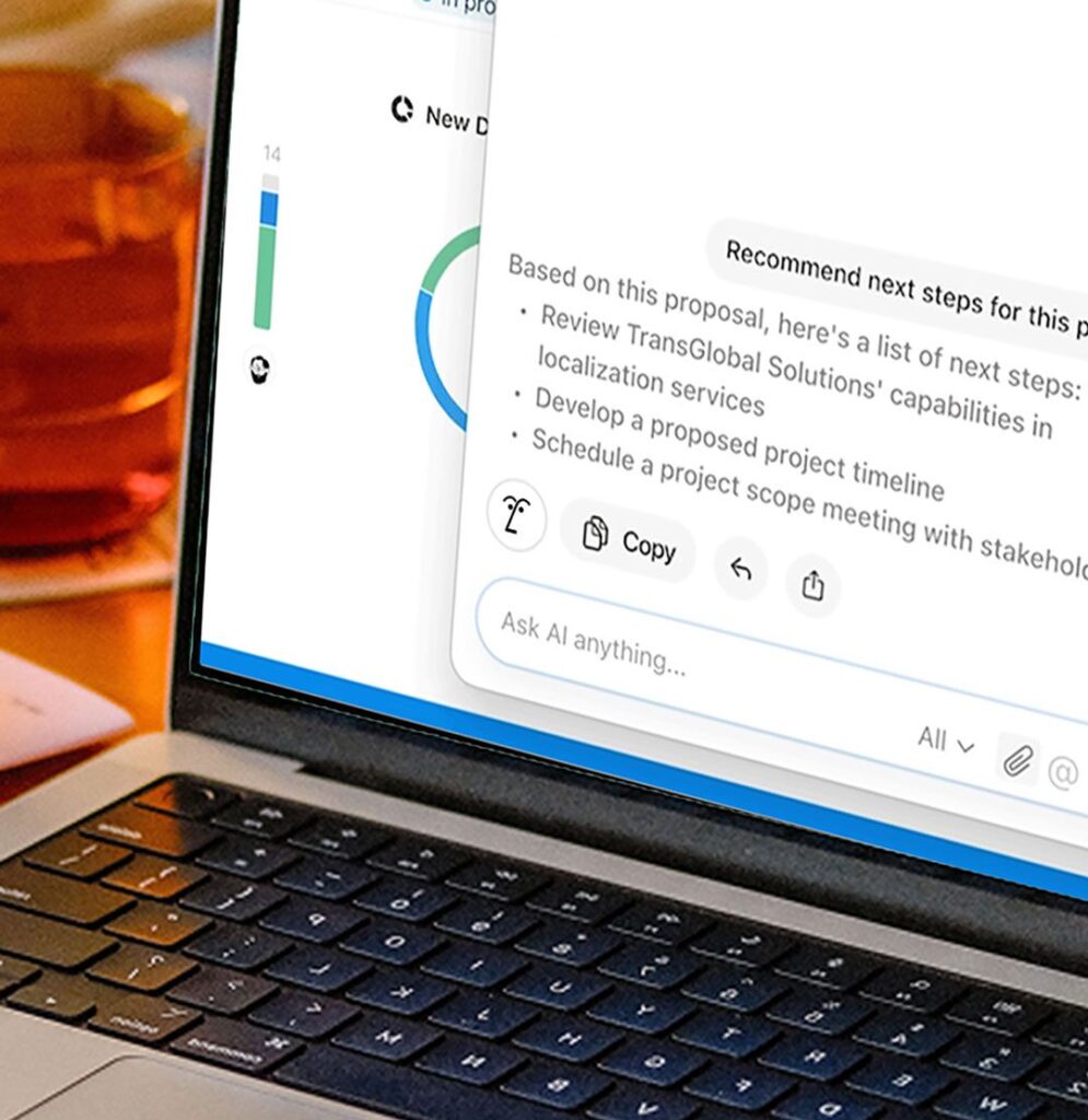 Tela do Notion AI em um notebook, com o pequeno rosto do assistente ao lado das respostas
